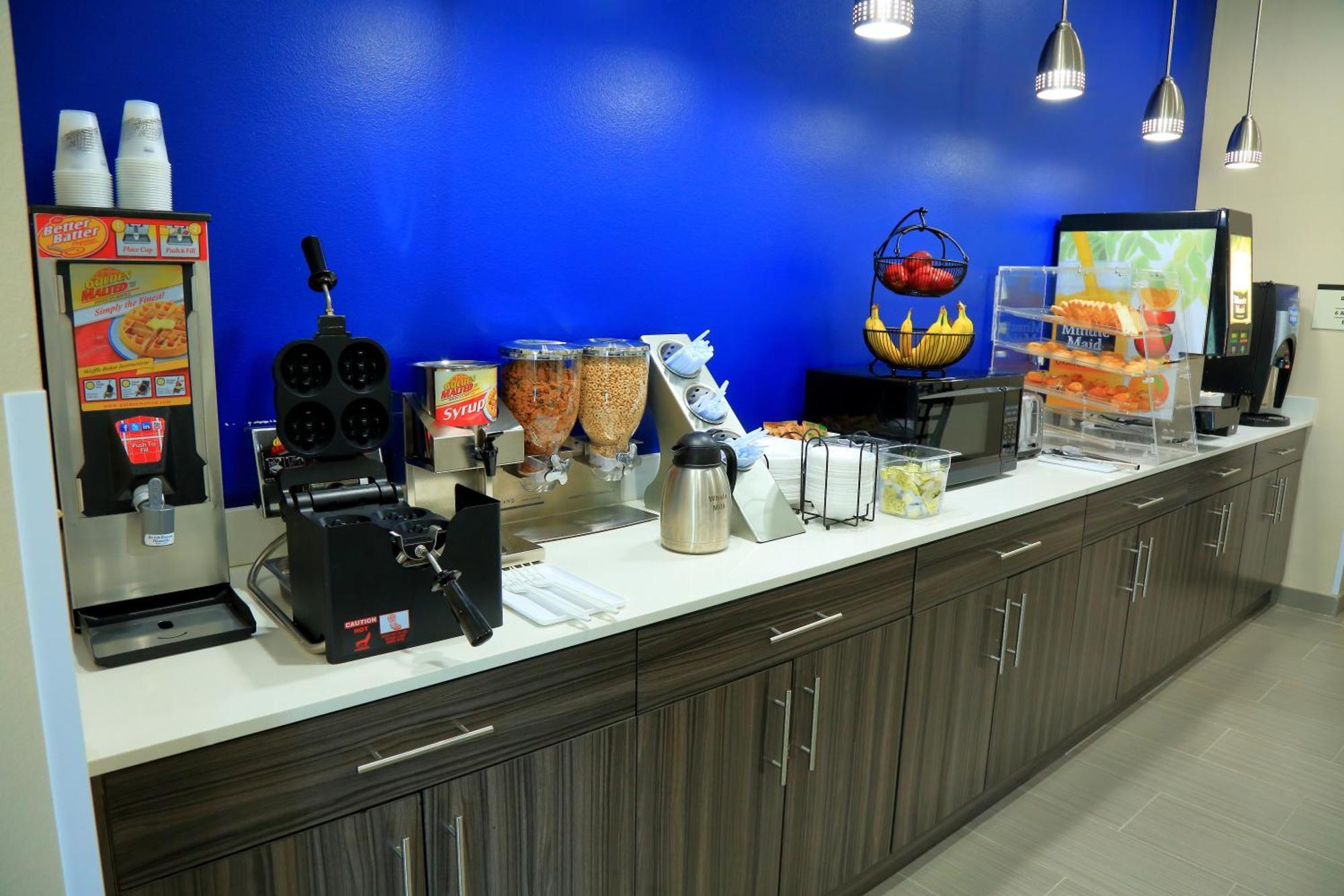 Americas Best Value Inn & Suites-Prairieville Екстер'єр фото